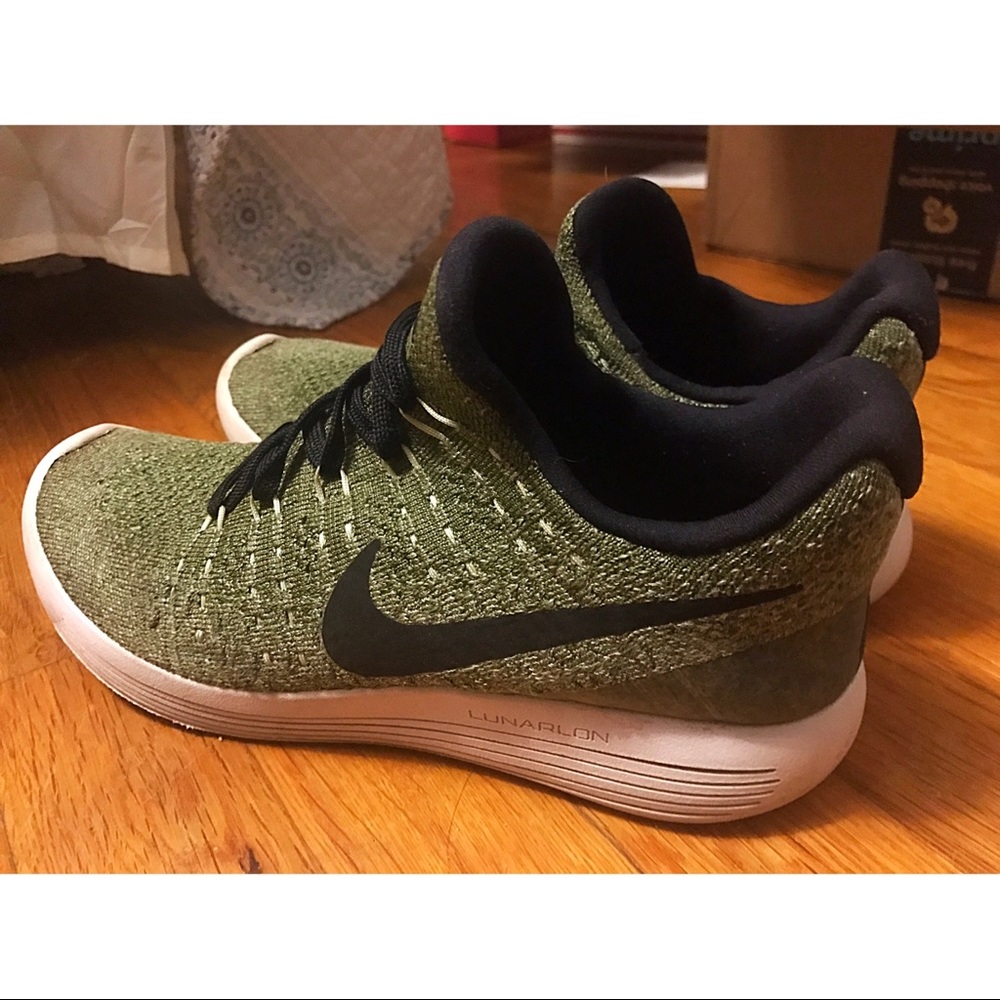 NIKE flyknit lunarlon tennis shoes